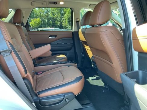 Used 2025 Nissan Pathfinder Platinum AWD/4WD image 22