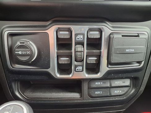 Used 2023 Jeep Gladiator Sport image 12