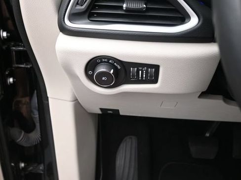 Used 2023 Chrysler Pacifica Touring-L FWD image 29