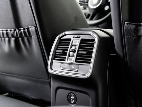 Certified 2026 Porsche Macan AWD/4WD image 26