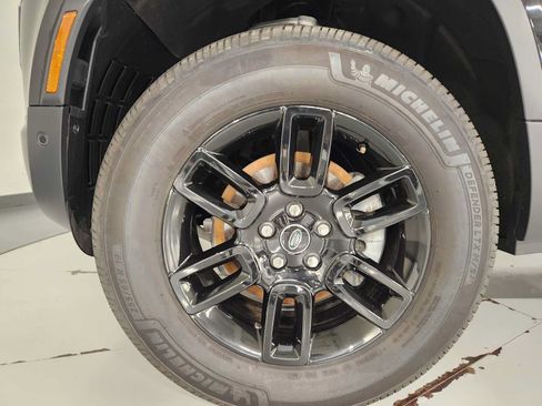 Used 2025 Land Rover Defender 110 S AWD/4WD image 8