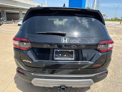 Used 2025 Honda Pilot TrailSport image 3