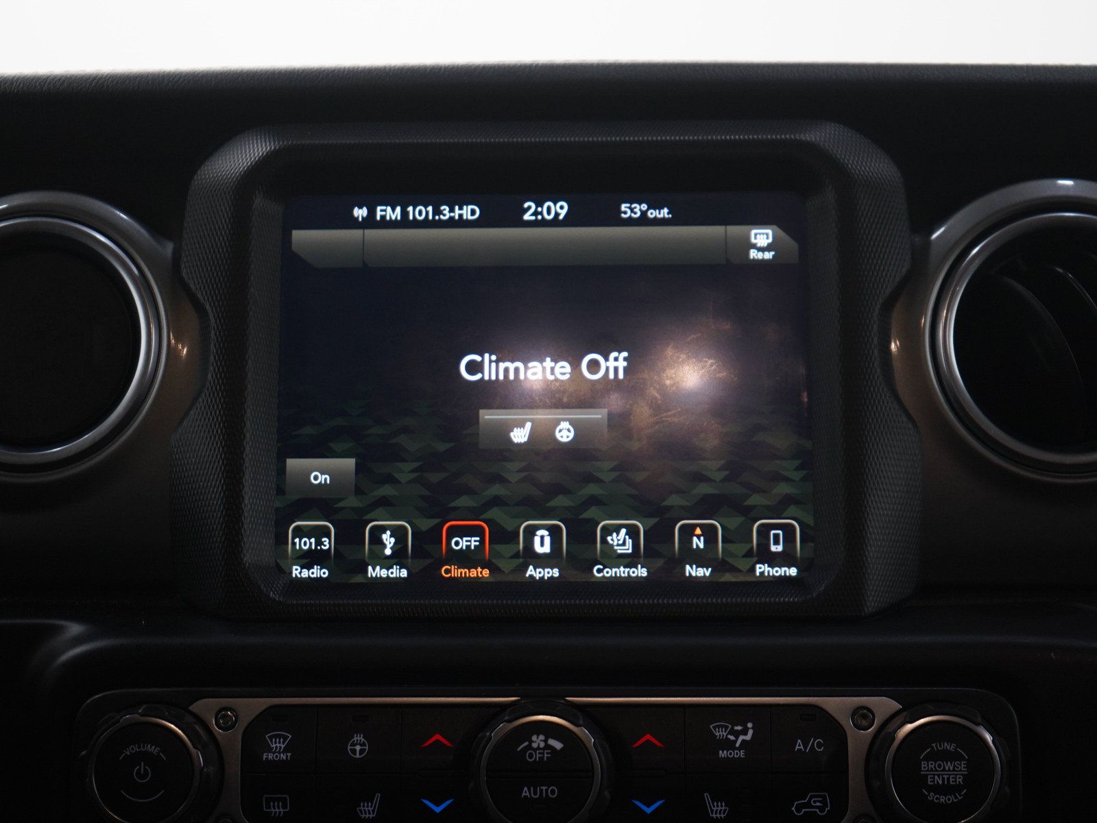 Used 2019 Jeep Wrangler Unlimited Sahara w/ Uconnect 4C Nav & Sound Group AWD/4WD image 16