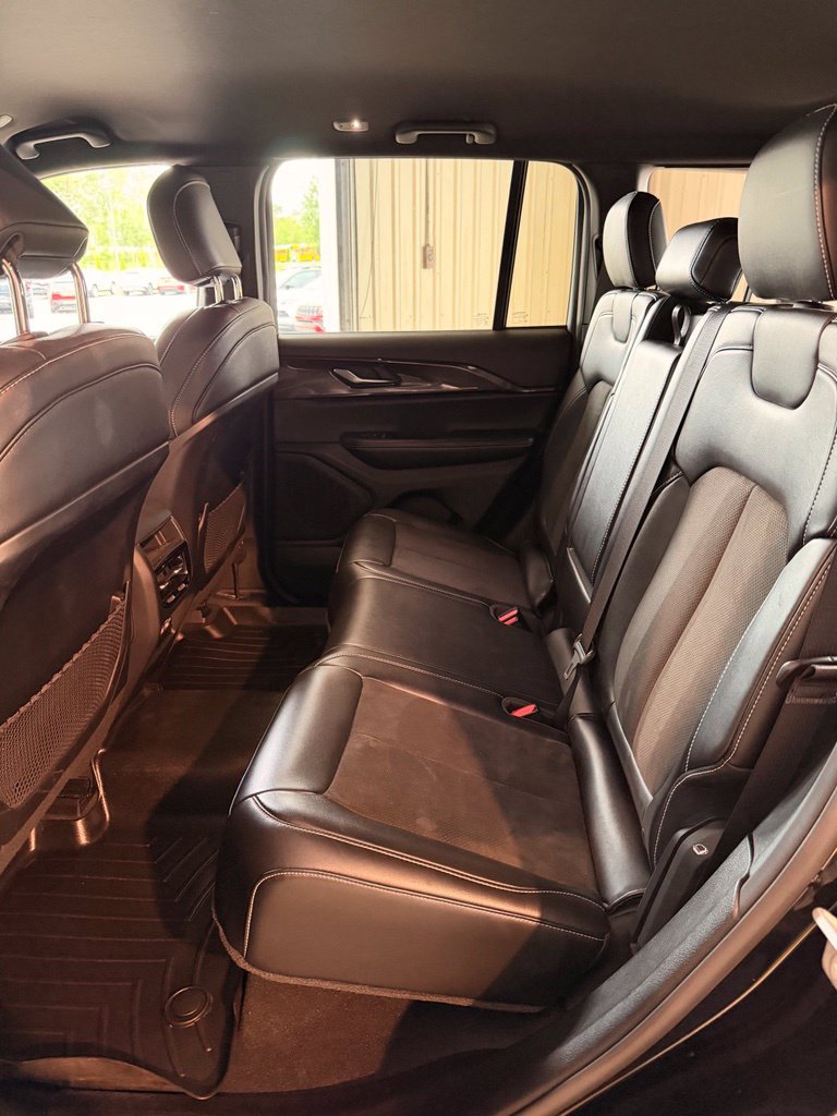 Used 2023 Jeep Grand Cherokee Altitude AWD/4WD image 17
