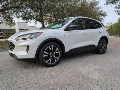 Used 2022 Ford Escape SE w/ SE Sport Appearance Package image 3