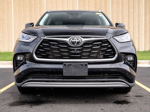 Used 2022 Toyota Highlander Platinum image 3