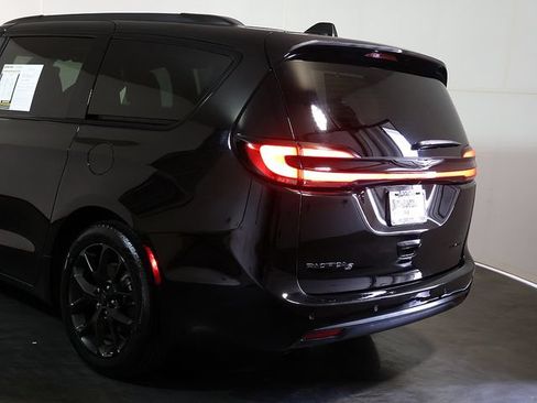 Used 2025 Chrysler Pacifica Limited FWD image 12