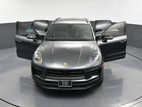 Certified 2022 Porsche Macan AWD/4WD image 31
