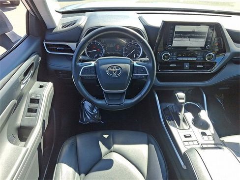 Certified 2022 Toyota Highlander XLE image 11