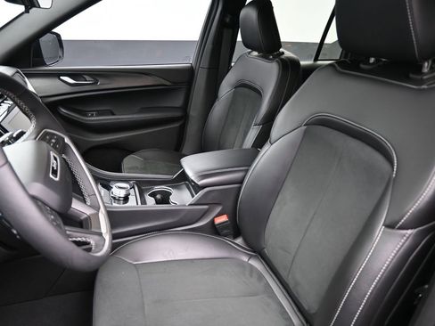 Used 2025 Jeep Grand Cherokee Altitude image 19