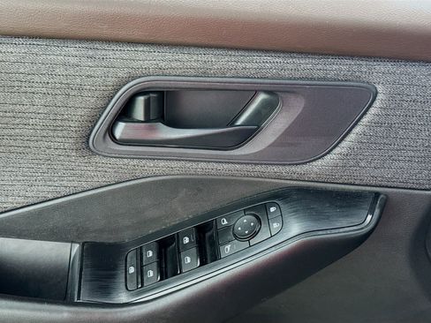 Used 2023 Nissan Rogue S AWD/4WD image 18