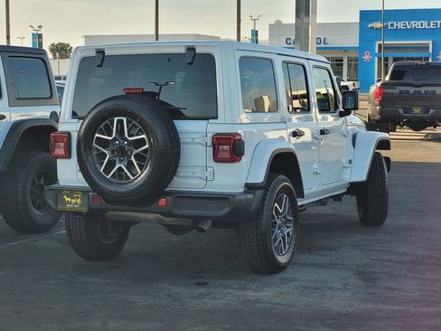 Used 2025 Jeep Wrangler Unlimited Sahara AWD/4WD image 4