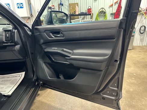 Used 2024 Nissan Pathfinder SV AWD/4WD image 36