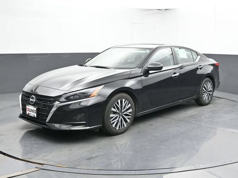 Used 2025 Nissan Altima 2.5 SV FWD image 8