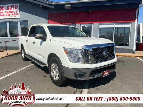 Used 2018 Nissan Titan SV image 3