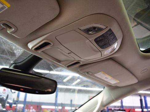 Used 2024 Chrysler Pacifica Limited FWD image 34