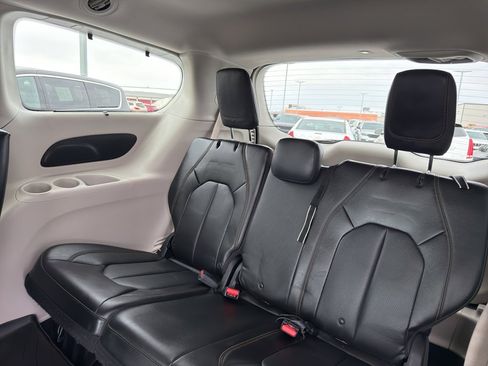 Used 2018 Chrysler Pacifica Touring-L image 32