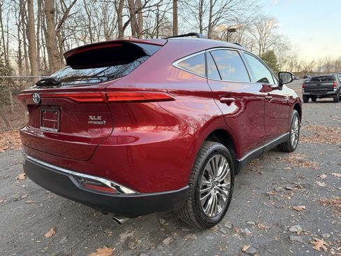 Used 2022 Toyota Venza XLE image 3