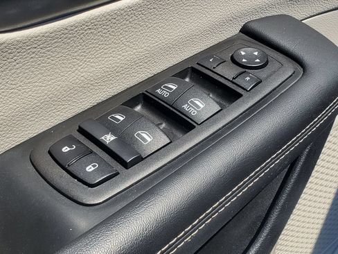 Used 2024 Chrysler Pacifica Touring-L FWD image 9