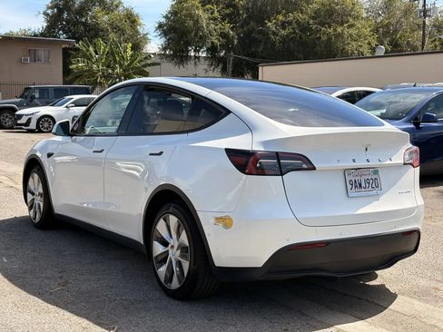 Used 2022 Tesla Model Y Long Range AWD/4WD image 2