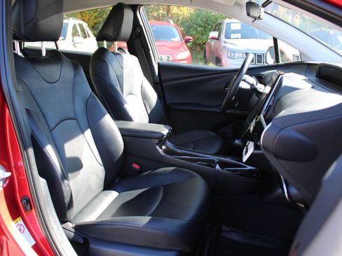 Used 2017 Toyota Prius Prime Premium image 30