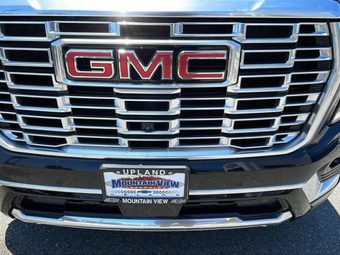 Used 2025 GMC Yukon XL Denali AWD/4WD image 9