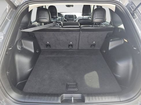Used 2019 Jeep Cherokee Latitude Plus w/ Comfort/Convenience Group AWD/4WD image 24