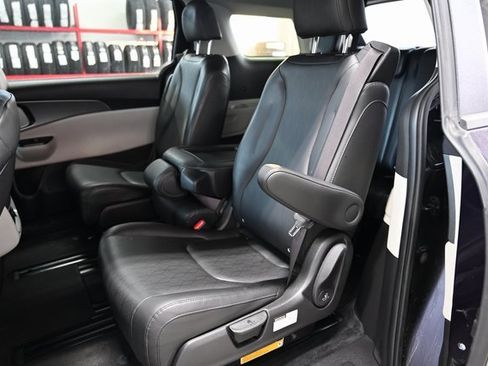 Used 2022 Kia Carnival LX image 12