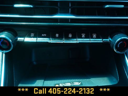 Used 2025 Chevrolet Traverse LT FWD image 34
