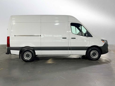 Used 2025 Mercedes-Benz Sprinter 2500 image 2