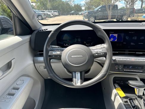 Used 2025 Hyundai Kona SEL FWD image 13