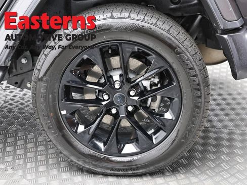 Used 2025 Jeep Wrangler Unlimited Sahara AWD/4WD image 8