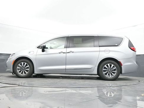 Used 2023 Chrysler Pacifica Limited image 51