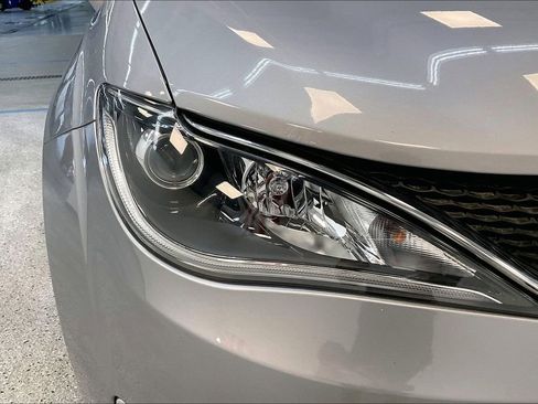 Used 2020 Chrysler Pacifica Touring w/ Cold Weather Group FWD image 29