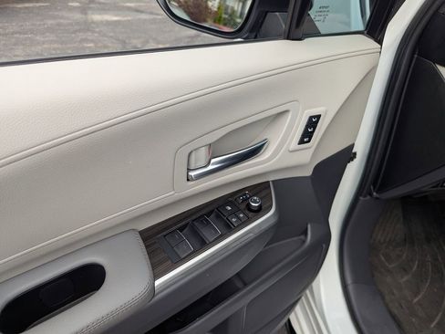 Used 2024 Toyota Sienna Limited FWD image 28