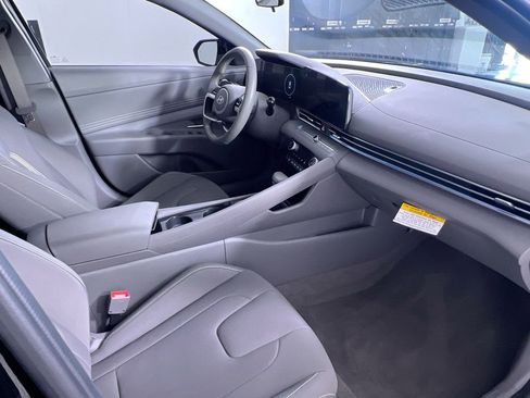Used 2025 Hyundai Elantra SEL image 29