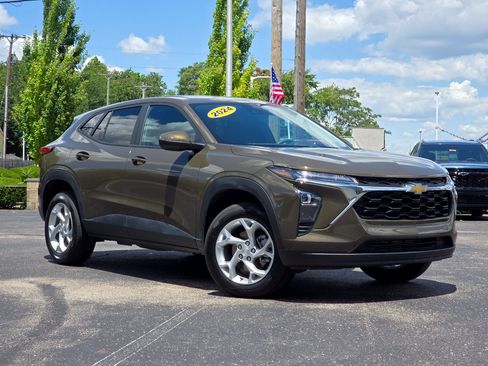 Used 2024 Chevrolet Trax LS w/ LS Convenience Package FWD image 2