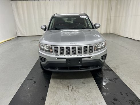 Used 2017 Jeep Compass Latitude AWD/4WD image 3