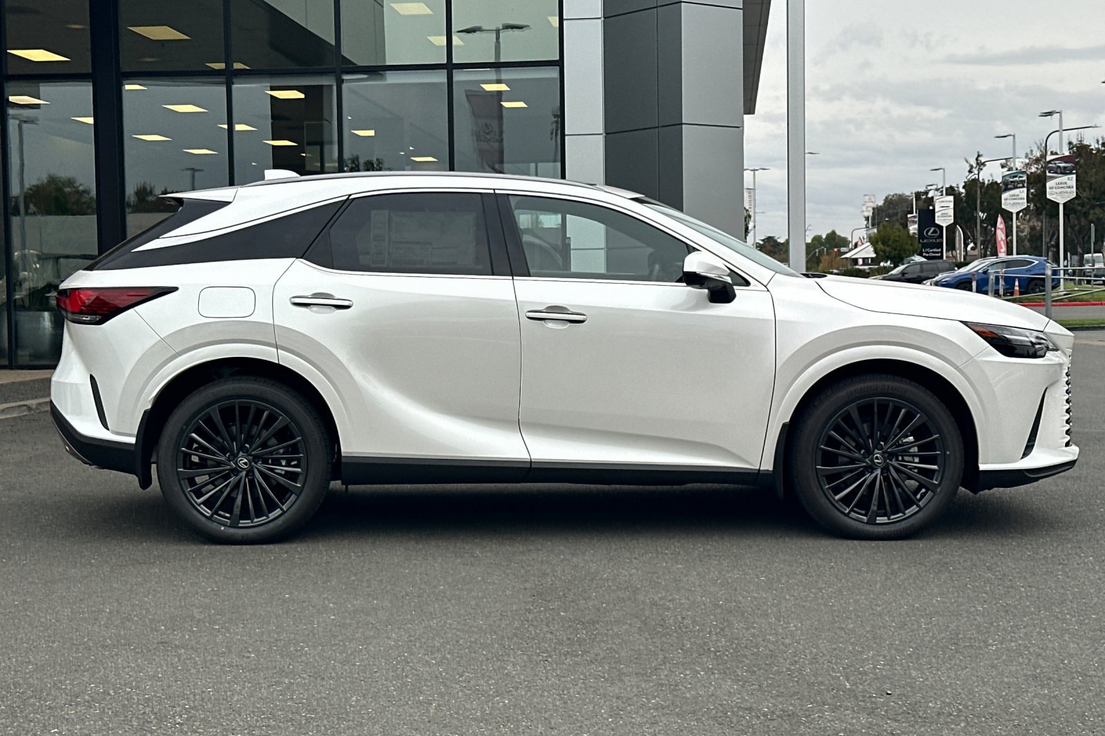 New 2026 Lexus RX 450h AWD w/ Convenience Package image 3