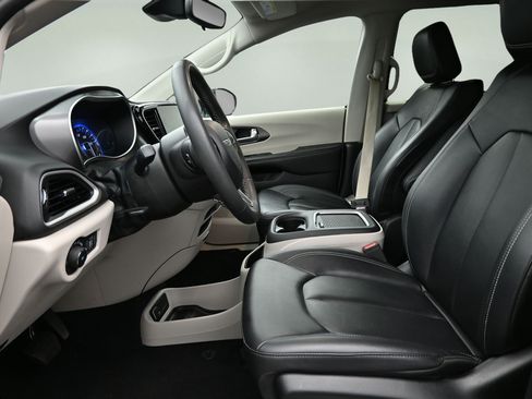 Used 2024 Chrysler Pacifica Touring-L FWD image 17