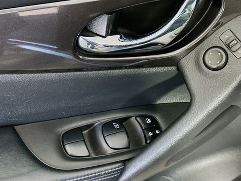 Used 2019 Nissan Rogue SV w/ Premium Package image 15