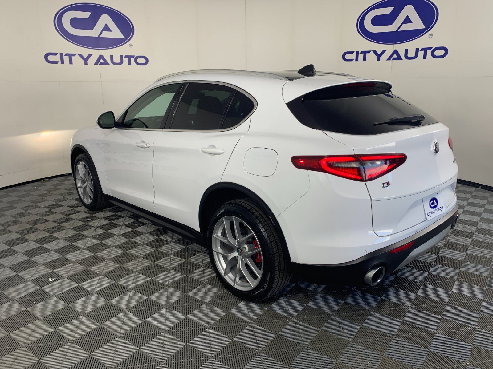 Used 2019 Alfa Romeo Stelvio Ti AWD/4WD image 5