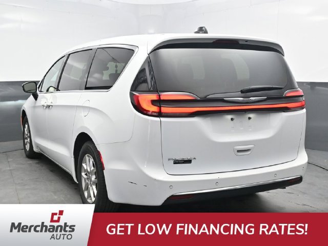 Used 2024 Chrysler Pacifica Touring-L FWD image 5