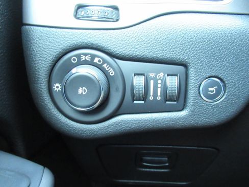 Used 2020 Jeep Cherokee Limited w/ Luxury Group AWD/4WD image 21