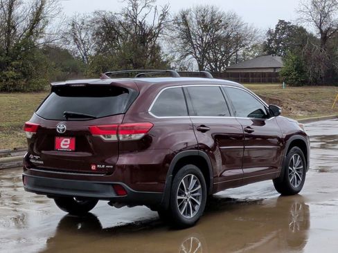 Used 2018 Toyota Highlander SE image 8