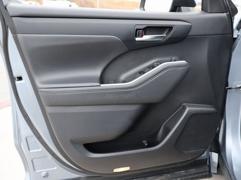 Used 2021 Toyota Highlander XLE image 21