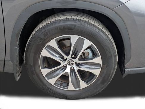 Used 2024 Toyota Highlander XLE FWD image 19