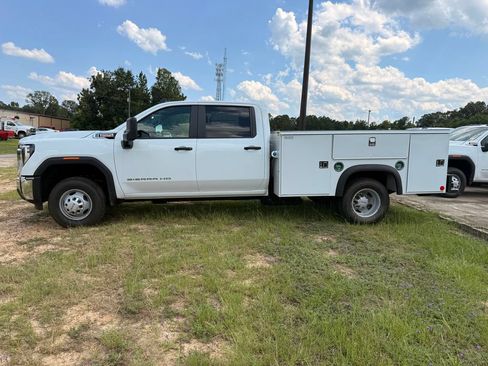 New 2026 GMC Sierra 3500 Pro AWD/4WD image 2
