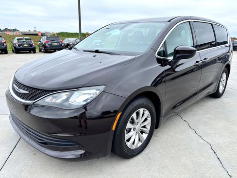 Used 2017 Chrysler Pacifica Touring w/ Tire & Wheel Group image 8
