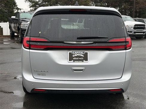 Used 2024 Chrysler Pacifica Touring-L image 12